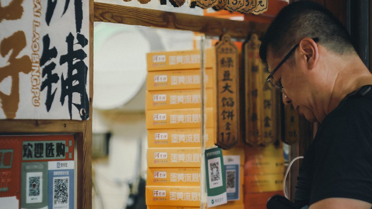 Un banco di street food con i codici QR per il pagamento esposti sul bancone
